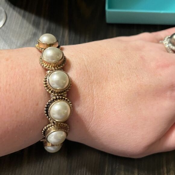 Gorgeous faux Pearl bracelet - Picture 1 of 3